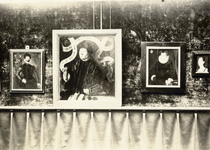 97237 Afbeelding van enkele schilderijen in de Tentoonstellingszaal van de Vereniging Voor de Kunst (Nobelstraat 12) te ...